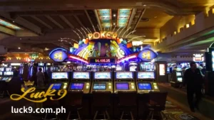 Naaalala mo ba ang mga kumikislap na barya at kumikislap na ilaw sa sahig ng casino? Well, nag-evolve na sila. Ngayon, ang kapana-panabik na mundo ng mga slot machine ay nakahanap ng bagong tahanan online. Ang pagtaas ng mga online slot machine ay isang digital phenomenon na muling tinukoy ang kahulugan ng kaginhawahan sa pagsusugal.