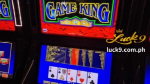 Ang Video Poker ay isang natatanging fusion ng poker at mga slot machine, pinagsasama ang pinakamahusay na mga tampok ng pareho upang lumikha ng isang bagong laro. Samakatuwid, maaari mong marinig ang mga tuntunin para sa dalawang larong ito at malito, na iniisip na hindi sila kabilang sa video poker.